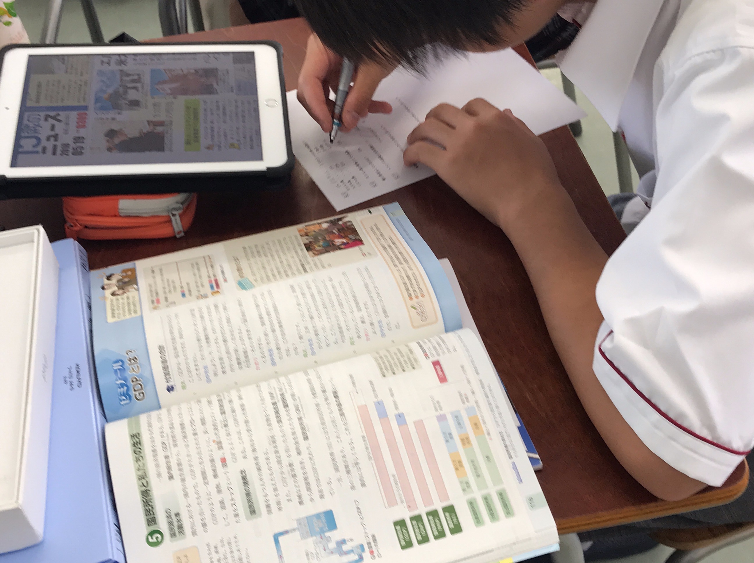 社会科 1人1台ipadを活用 新聞から 今 を学び 今を考える 名古屋経済大学 市邨高等学校 市邨中学校